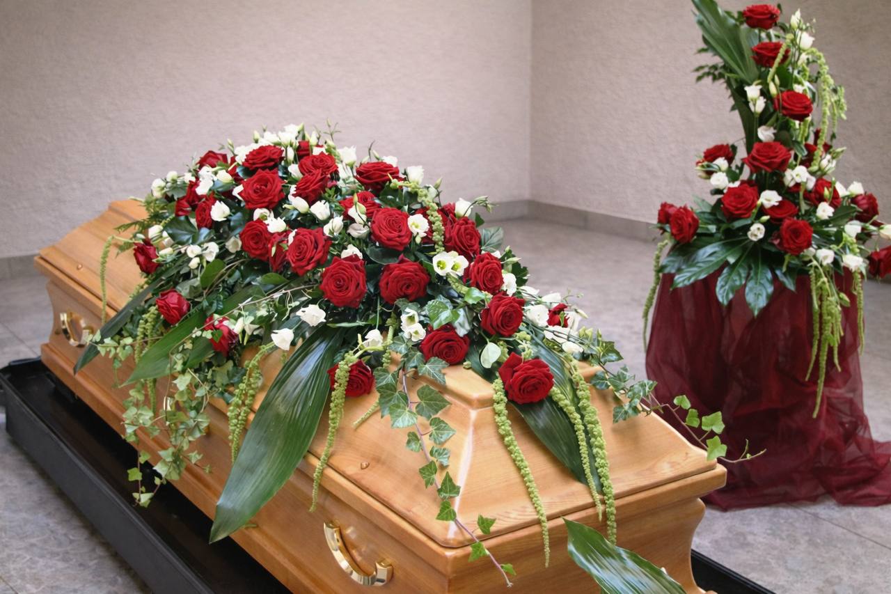 Sargschmuck mit roten Rosen Lieferung Friedhof Wuppertal
