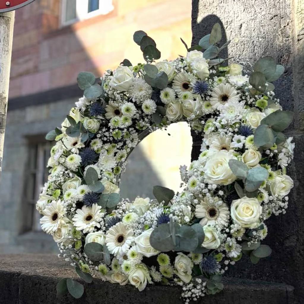 Moderner Trauerkranz mit natürlicher Gestaltung