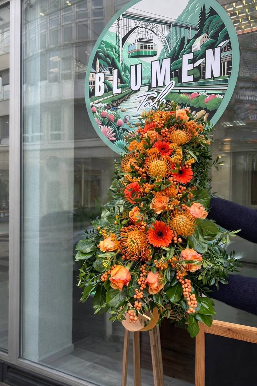 Ergänzender Blumenschmuck für die Trauerfeier